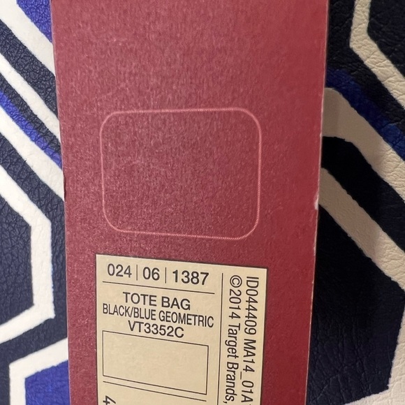 BAG047.13 NWT Merona Blue Geometric Tote Bag - Picture 2 of 2
